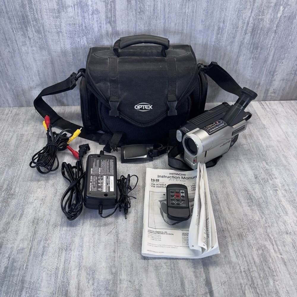 Hitachi VM-E575LE Video Camera